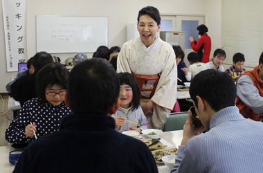 親子揃って「粋料亭　助六」の女将より和食の食べ方を勉強する様子
