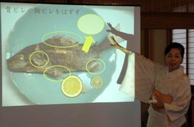 親子向け和食マナー講座。講師：老舗料亭　女将　中村千景