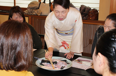 魚の美しい食べ方をプロジェクターを使って教える「老舗料亭　助六女将」