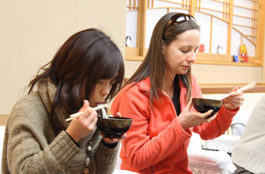 魚の美しい食べ方を生徒の前で実演する「老舗料亭　助六女将」