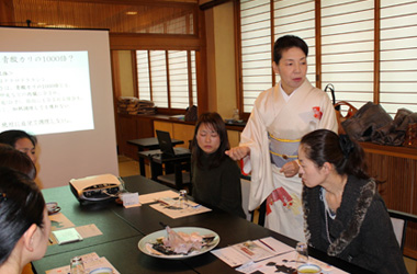 「老舗料亭　助六」の女将が教える「目上の人との食事作法。食事面接対策、懇談会での食事作法を弁当を食べながら学ぶ」