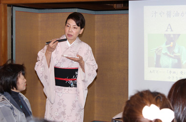 プロジェクターを使ったクイズ形式で学ぶ「和食マナー」。講師：老舗料亭　助六女将