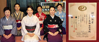 おもてなしさん。女将と仲居の写真。