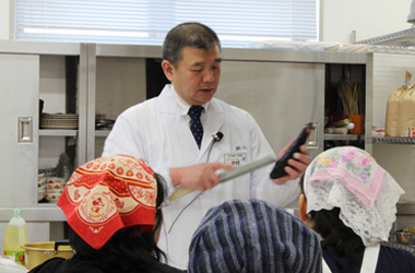 「老舗料亭　助六」料理長が、子供たちに和食の作り方を教える様子